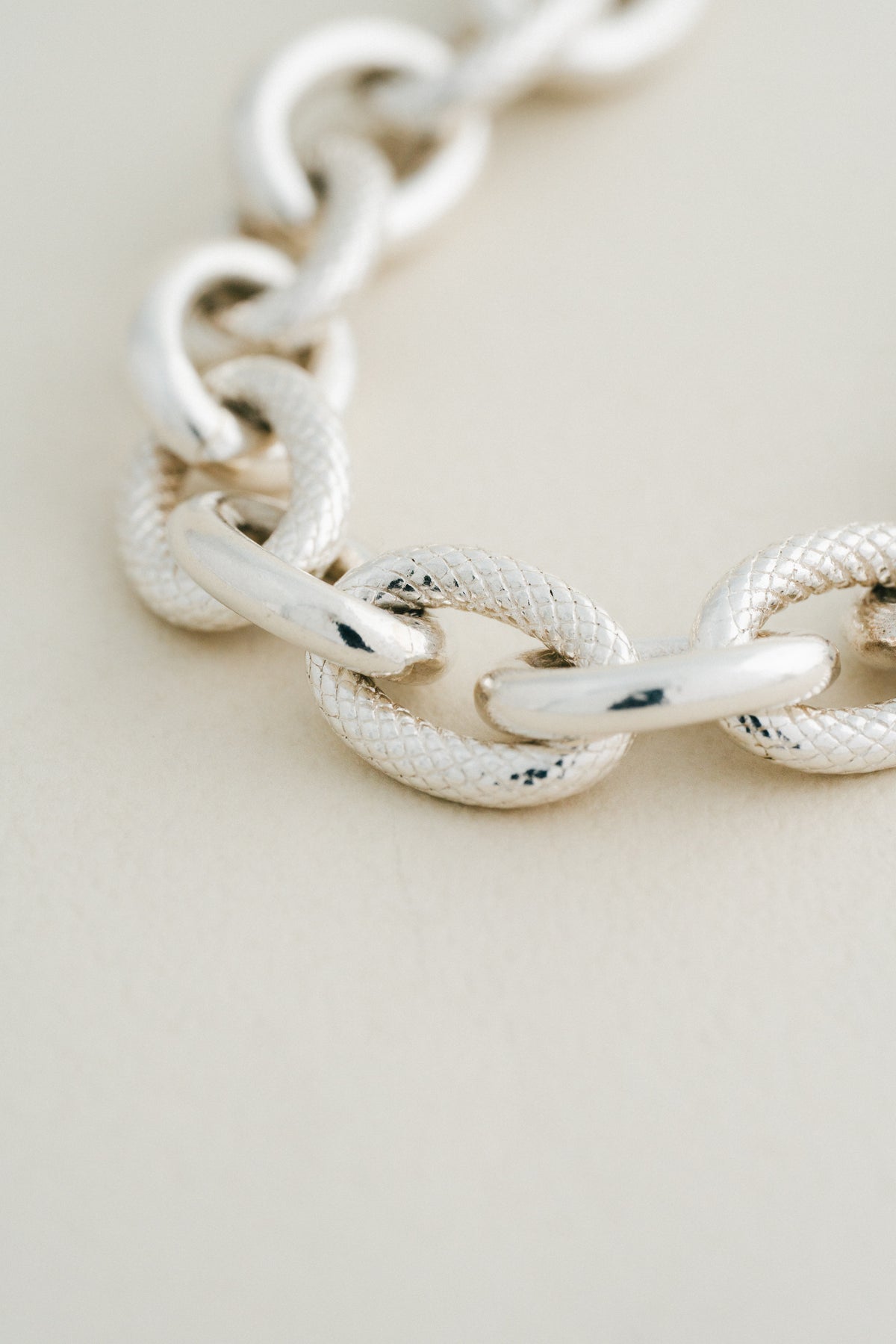 ARMBRUST|Textured Oval Link Bracelet (USA)