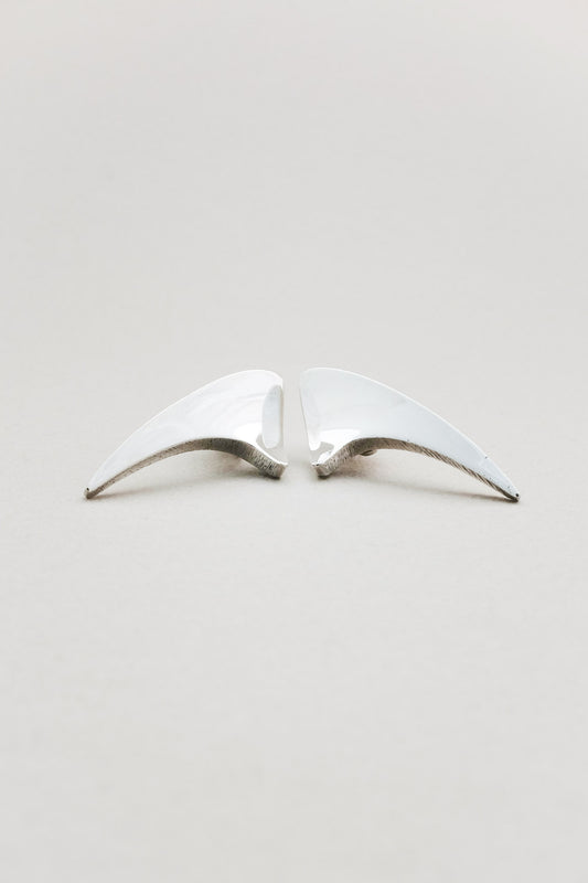 Bent Knudsenによるデンマーク製スターリングシルバーのウィングモチーフイヤリング。滑らかな曲線とシャープな先端が特徴のスカルプチュラルデザイン。前から見た写真。