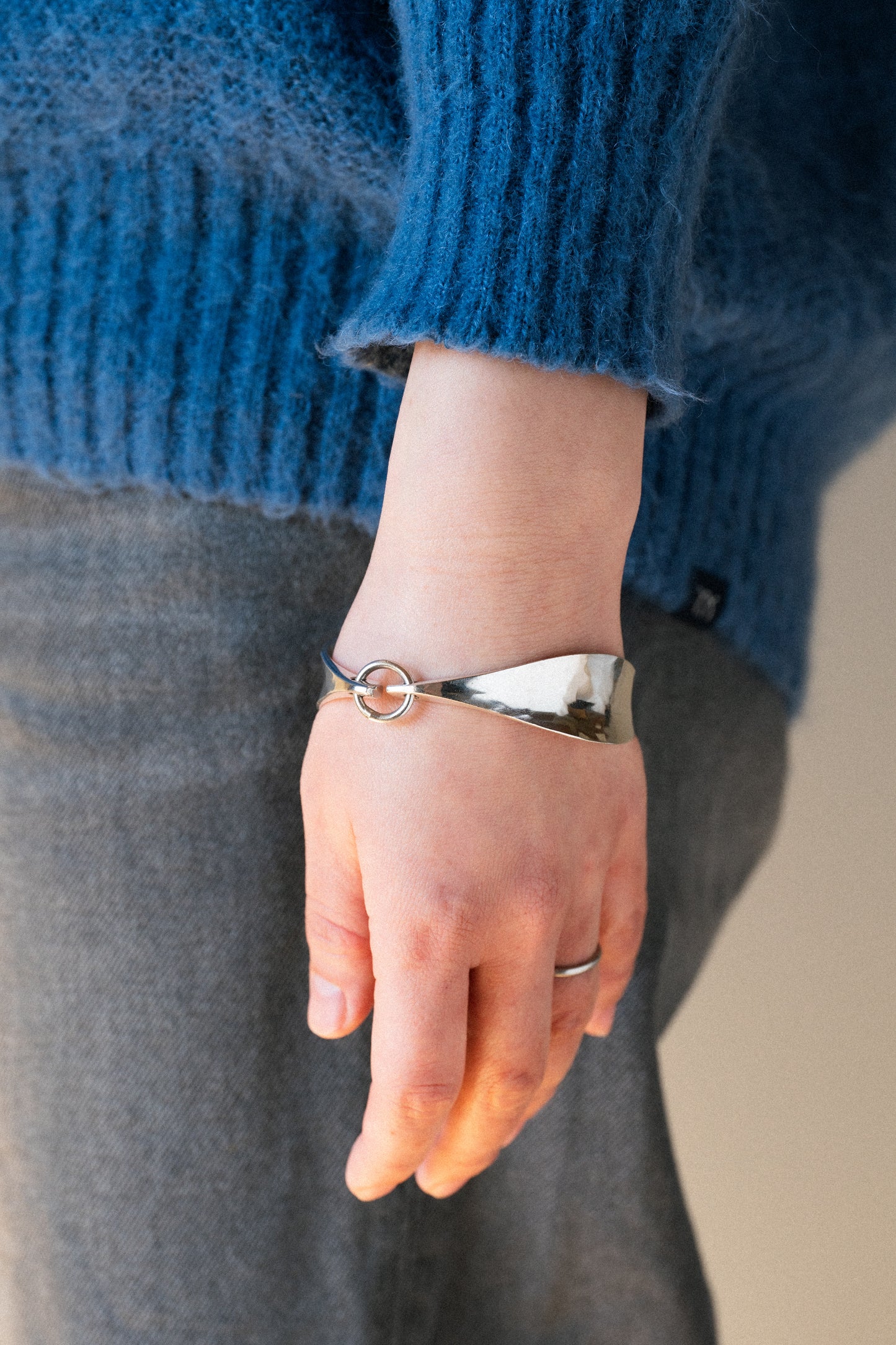 Ragnar Hansen × Tone Vigeland｜Mirror II Hammered Bangle (Norway)