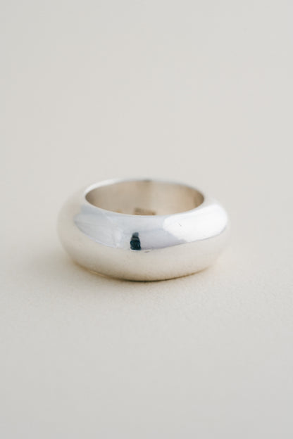 GUCCI｜Rounded Square Ring (Italy)