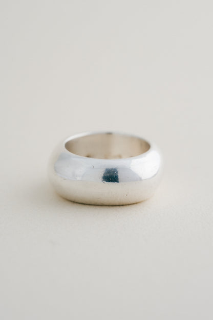 GUCCI｜Rounded Square Ring (Italy)