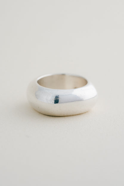 GUCCI｜Rounded Square Ring (Italy)