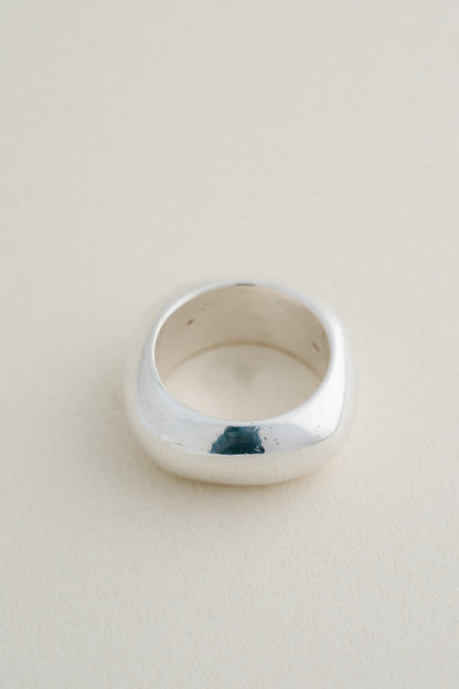 GUCCI｜Rounded Square Ring (Italy)