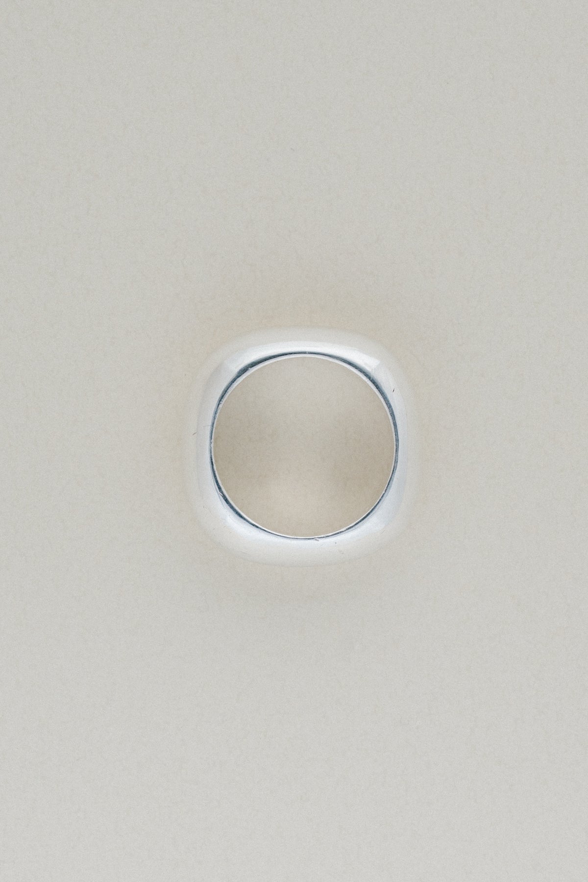 GUCCI｜Rounded Square Ring (Italy)
